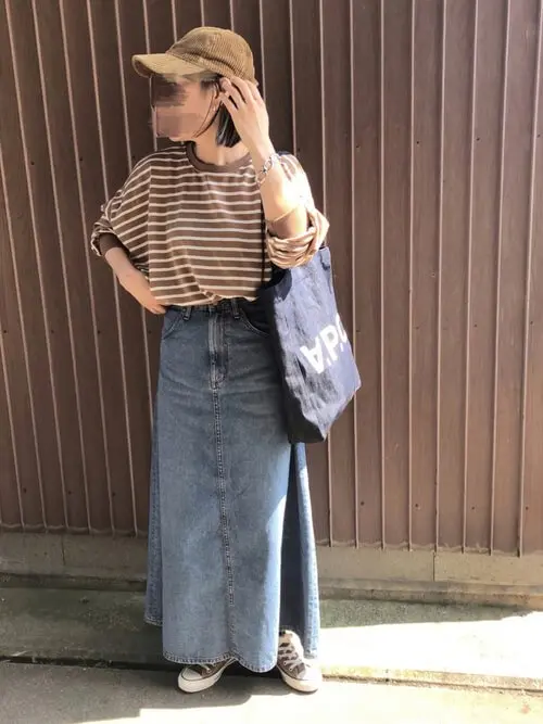 レディースのデニムパンツ×オールスターコーデ